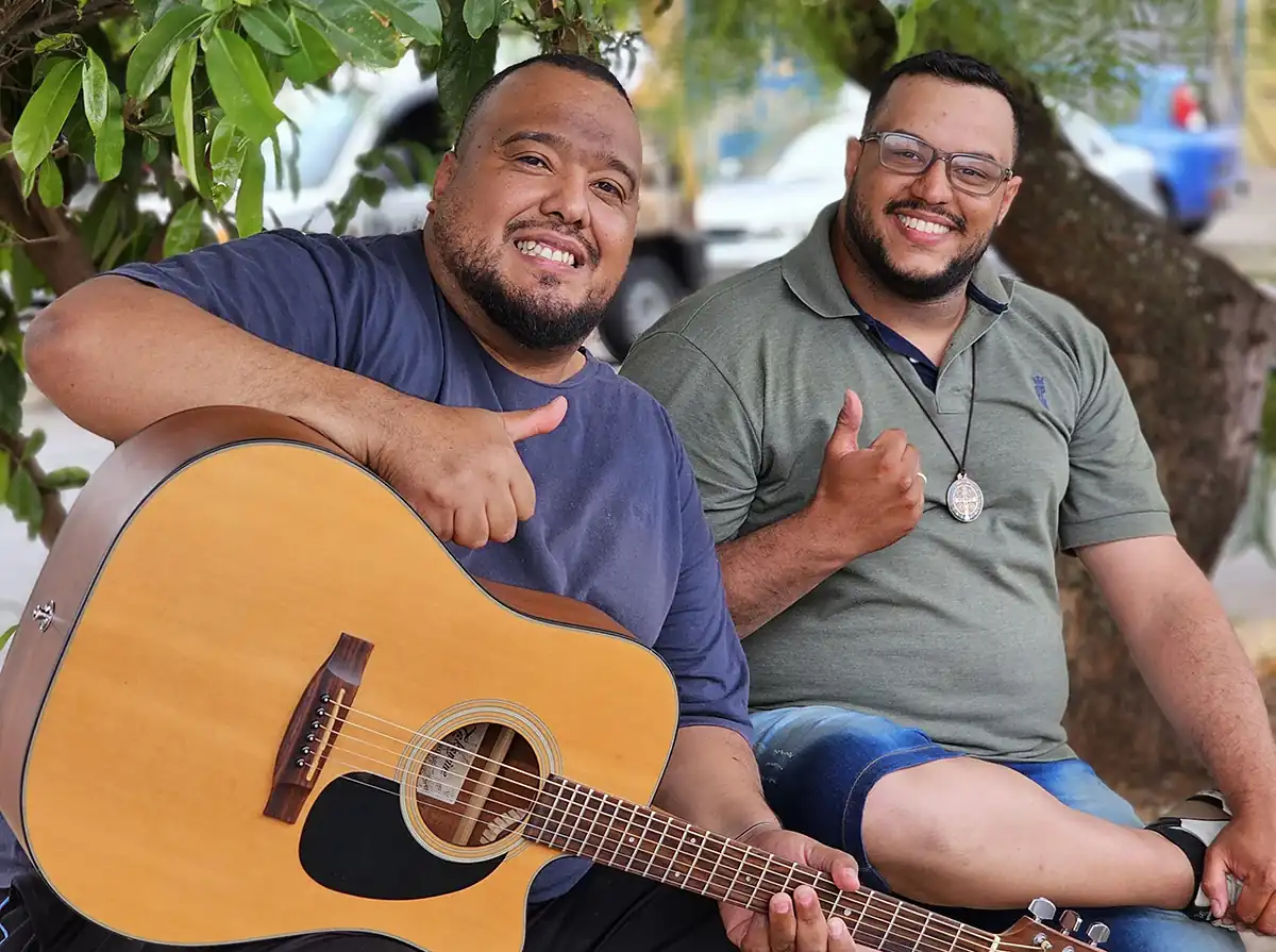 Fagner e Thiago no palco durante apresentação